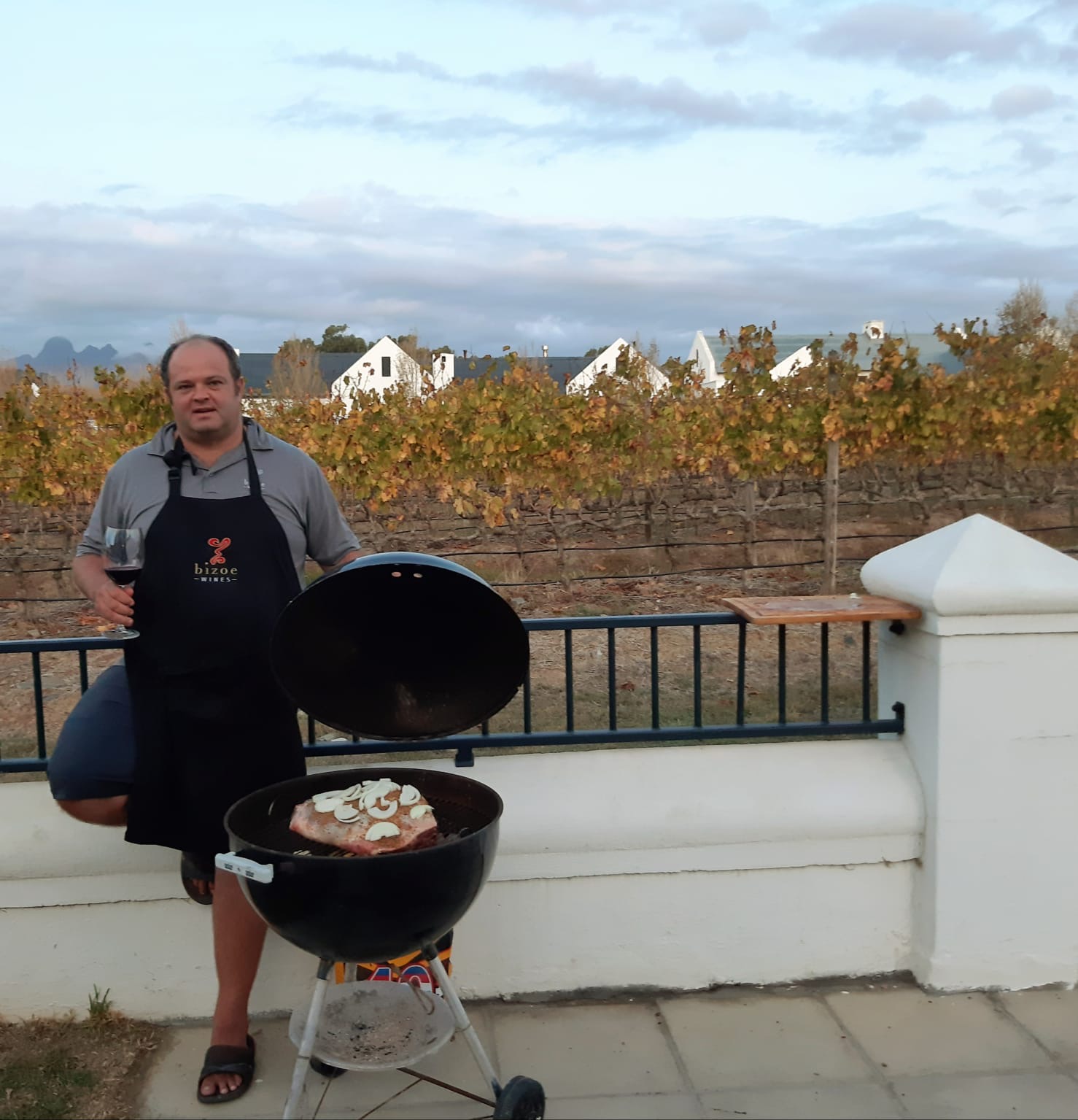 Rikus Neethling of Bizoe Wines while cooking on Weber